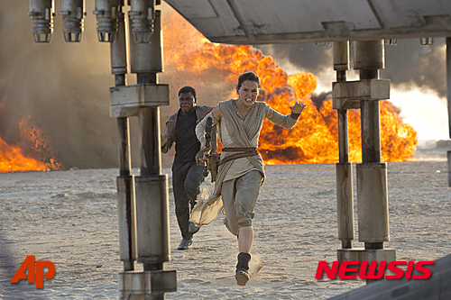 【로스앤젤레스=AP/뉴시스】영화 '스타 워즈 : 깨어난 포스'가 개봉 12일 만에 10억 달러의 흥행 수입을 돌파, 최단 시간 내에 10억 달러를 벌어들인 기록을 갱신했다. 사진은 영화 속 한 장면. 2015.12.28