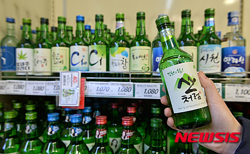 【서울=뉴시스】고승민 기자 = '참이슬' 소주의 출고가 인상으로 지방소주까지 가격 인상 도미노 현상이 이어지고 있다. 이와 함께 주요 판매처인 일반 음식점의 소주 가격도 오를 조짐을 보이고 있다. 소주 1병을 3000원에 판매하는 업소는 대부분 4000원으로 오를 것으로 예상되며, 강남 등 주요 상권에서는 '5000원 소주' 시대가 열릴 것으로 관측된다. 사진은 20일 오전 서울의 한 대형마트에 진열된 소주 모습. 2015.12.20.&nbsp; kkssmm99@newsis.com