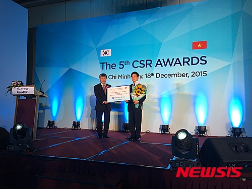【서울=뉴시스】허영택(오른쪽) 신한베트남은행 법인장이 18일 베트남 호치민 하얏트호텔에서 열린 '베트남 사회책임경영(CSR) 시상식'에서 베트남 기획투자부 장관상을 수상한 뒤 기념사진을 찍고 있다. (제공=신한은행)