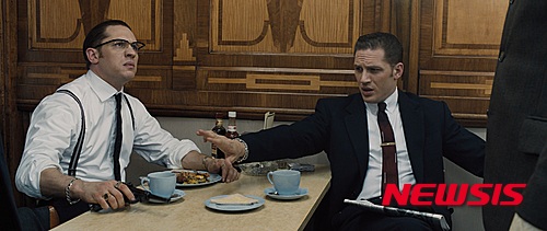 【서울=뉴시스】영화 '레전드'에서 톰 하디는 1인2역을 했다.