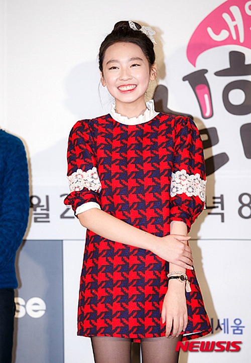 【서울=뉴시스】신효령 기자 = "'내일은 실험왕'은 실험반에서 벌어지는 성장 드라마다. 어린 시절 사소한 오해로 싸우던 장면도 있고, 첫사랑의 기억도 넣었다."&nbsp; 박용진 PD는 21일 서울 상암 CJ E&M센터에서 열린 투니버스 어린이 드라마 '내일은 실험왕' 제작발표회에서 이 같이 말했다. 개그맨 정명훈(36), 권재관(38), 박소영(28), 탤런트 정성영(15), 이수민(14), 홍태의(15), 정택현(12)이 참석했다.&nbsp; '내일은 실험왕'은 국내 최초 어린이 과학 로맨스를 표방한다. 국내외에서 950만부 이상 판매된 동명의 과학 학습만화를 원작으로, 초등학교 실험반에서 펼쳐지는 어린이들의 도전과 성장·사랑을 그린다.&nbsp; 박 PD는 "국내에는 어린이 콘텐츠가 많이 없다"며 "지난번에 제작한 어린이 드라마 '벼락맞은 문방구'는 초능력이나 판타지를 포인트로 했다. 저연령층을 대상으로 했는데, 이번에는 원작을 기반으로 성장드라마 느낌이 있다"고 말했다.&nbsp; "시청자들이 어떻게 받아들일지 궁금하다. 과학실험에 대해 아주 저연령들이 어떻게 받아들일지 궁금하다. 원작 도서의 경우는 초등학교 저학년생들도 보는 걸로 알고 있다. 극중 실험도 어린 친구들이 봐도 어렵지 않게 연출 중이다. 앞으로 투니버스가 가는 길을 많이 지켜봐달라"고 청했다.&nbsp; 이수민은 새벽초등학교 실험반의 홍일점이자 상냥하고 착한 실험소녀 '나란이' 역을 맡았다. EBS 어린이 프로그램 '생방송 톡!톡! 보니하니'를 진행하고 있기도 하다.&nbsp; 이수민은 ""'보니하니'로 주목받고 있지만 인기를 실감하고 있지 못하고 있다"며 "항상 감사하다. 드라마로 인사하는 건 처음인데 영광이다"고 말했다. "즐겁게 드라마를 촬영하고 있다. 주인공들 로맨스 관계가 어떻게 발전하는지를 지켜보고, 선생님들 행동까지 볼 수 있는 재미있는 드라마가 될 것이다. 많은 사람들이 시청해주면 좋겠다."&nbsp; 롤모델을 묻는 질문에는 "롤 모델은 전지현 선배"라며 "얼굴이나 몸매를 닮고 싶다는 뜻은 아니다. 선배처럼 여러 장르에 도전하는 배우가 되고 싶다"고 밝혔다.&nbsp; 남자주인공 범우주 역에는 정성영, 실험반의 에이스 강원소 역에는 홍태의, 태권소녀 초롱 역에는 이민지, 새벽초의 정보통 하지만 역에는 정택현 등이 출연한다.&nbsp; 새벽초등학교 교장선생님 역에 김대희, 실험반 선생님 역으로 정명훈이 등장한다. 새벽초등학교의 라이벌 학교인 태양초등학교 교장선생님 역은 권재관, 실험반의 백치미 매력을 지닌 선생님 역은 박소영이 연기한다.&nbsp; "드라마가 처음이다보니 NG가 너무 났다. 어린이들이 나를 많이 다독여주었다. 많이 배우고 있다. 부흥하기 위해 노력하겠다."(권재관)&nbsp; "어린이 배우들과 촬영하다보니 즐겁게 하고 있다. 대사는 많이 없지만 다양한 표정과 미스터리한 역할을 맡았다. 마음에 든다. 어린이 배우랑 연기하는데 눈높이도 잘 맞는다."(정명훈)&nbsp; '내일은 실험왕'은 명문 초등학교인 태양초등학교 때문에 입지가 불안해진 새벽초등학교 교장이 학교의 명예회복을 위해 실험반을 설립하면서 이야기가 시작된다. 학교의 명예를 회복시켜줄 중요 프로젝트인 전국 실험대회 참가를 위해 교장은 실험반 담당교사까지 영입하며 아이들에게 과학과 가까워지게 한다. 22일 오후 8시 첫 방송.&nbsp; snow@newsis.com