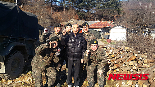 【홍천=뉴시스】박혜미 기자 = 21일 육군 제11기계화보병사단 포룡부대 장병들이 거동이 불편한 참전용사 고도혁(84)씨의 가정에 직접 방문해 사랑의 땔감을 나눠주고 있다. 2015.12.21. (사진=육군 제11기계화보병사단 제공)&nbsp; photo@newsis.com