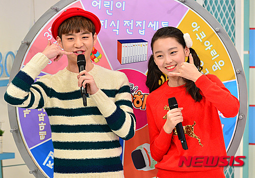 【서울=뉴시스】 배훈식 기자 = 현재 보니, 하니 신동우(왼쪽), 이수민이 21일 오후 서울 강남구 EBS 본사에서 열린 '생방송 톡!톡! 보니하니' 3000회 기념 기자간담회에서 돌림판 진행을 선보이고 있다. 2015.12.21.&nbsp;&nbsp; dahora83@newsis.com