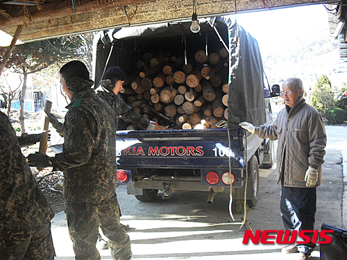 【홍천=뉴시스】박혜미 기자 = 21일 육군 제11기계화보병사단 예하 부대 장병들이 지역 기초생활 수급자 등의 가정에 직접 방문해 사랑의 땔감을 나눠주고 있다. 2015.12.21. (사진=육군 제11기계화보병사단 제공)&nbsp; photo@newsis.com