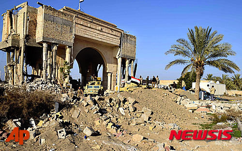 【라마디=AP/뉴시스】아랍인 10명 중 9명은 수니파 급진 무장단체 이슬람국가(IS)에 대해 부정적인 것으로 아랍조사정책연구센터(ACRPS)가 아랍인 1만8311명을 대상으로 실시한 설문조사에서 나타났다. 사진은 지난 21일 이라크 라마디에서 이라크 정부군이 경계 근무를 서는 모습. 2015.12.23