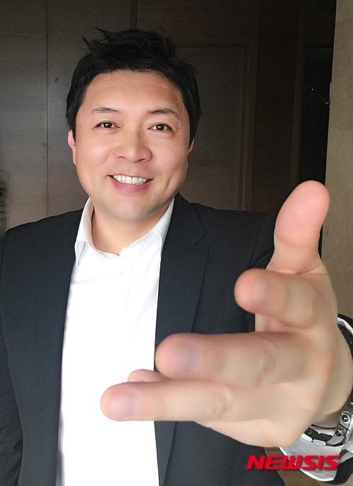 【서울=뉴시스】이재훈 기자 = 1990년대 인기를 끈 힙합 R&B 그룹 '업타운'의 정연준(47)이 22년만에 솔로 앨범을 발표한다.&nbsp; 앨범유통사 미러볼뮤직에 따르면 정연준은 '백 투 아날로그(Back to Analog)' 발표를 앞두고 있다. 1993년 1집 '정연준' 이후 첫 솔로 앨범이다.&nbsp; 정연준이 프로듀싱하고 제작한 업타운은 윤미래, 제시, 매니악, 스윙즈, 챈 등을 배출했다. R&B 가수 문명진이 그의 곡으로 데뷔하기도 했다. 또 다른 R&B 그룹 '슬로우잼'의 리드 보컬 겸 작곡가, 프로듀서로 활약하기도 했다.&nbsp; 이번 앨범에는 그의 곡 중 대표적인 R&B 트랙들이 신곡과 함께 실린다.&nbsp;&nbsp; 미러볼뮤직은 "그간 작곡가, 프로듀서로만 활동해오던 정연준은 자신의 영향을 받은 후배들의 요청으로 새 앨범 녹음을 결정했다"고 알렸다.&nbsp;&nbsp; 1997년 1집을 발표한 업타운 20주년을 앞두고, 이를 기념하는 헌정앨범도 준비되고 있다. 후배들이 업타운의 히트곡을 모아 새로운 편곡으로 리메이크를 하고 있다.&nbsp;&nbsp; 정연준은 솔로 앨범 수록곡 중 '새드 크리스마스(Sad Christmas)'를 22일 미리 공개한다.&nbsp; realpaper7@newsis.com