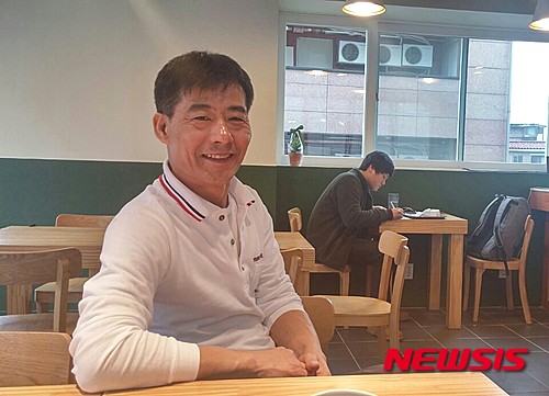 【서울=뉴시스】 이혜원 기자 = '영철버거' 사장 이영철씨가 새 가게를 준비하며 환하게 웃고 있다. 2015. 12. 21. hey1@newsis.com