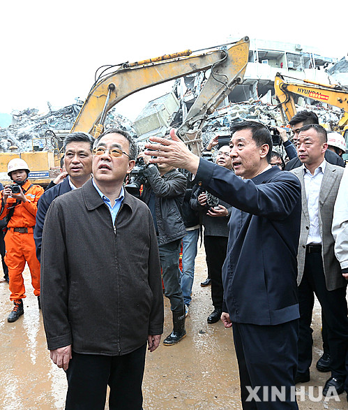 【선전=신화/뉴시스】 중국의 차세대 국가지도자 유력후보로 알려진 후춘화(胡春華) 광둥성 서기가 2015년 12월 20일 선전 산사태 사고 현장을 방문해 구조 관계자의 설명을 듣고 있는 모습. 2015.12.22
