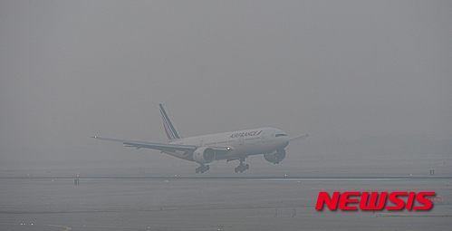 인천공항, 짙은 안개와 미세먼지로 회항·지연·결항 속출