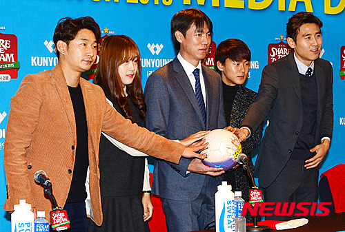 【서울=뉴시스】 배훈식 기자 = 이천수(왼쪽부터), 서현숙, 홍명보, 이승우, 구자철이 22일 오후 서울 서초구 더팔래스호텔 서울에서 열린 'SHARE THE DREAM FOOTBALL MATCH 2015 미디어데이'에서 포즈를 취하고 있다. 올해로 13번째 열리는 홍명보장학재단 자선 축구경기는 오는 27일 오후 3시 서울 장충체육관에서 열린다. 2015.12.22. dahora83@newsis.com