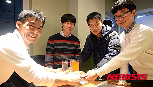 【서울=뉴시스】고범준 기자 = 고려대 명물 영철버거가 지난 7월 경영난으로 문을 닫고 임시 재개업한 22일 오후 서울 성북구 고려대학교 앞에 위치한 영철버거에서 이영철 사장(왼쪽)이 서빙을 하고 있다. 2015.12.22. bjko@newsis.com