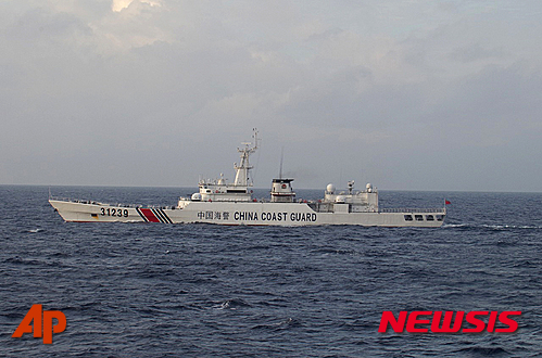 【AP/뉴시스】22일 일본 해안경비대는 이 사진을 공개하면서, 무장한 중국 해안순찰선이 센카쿠 열도(중국명 댜오위다오) 주위에서 목격됐다고 말했다. 2015. 12. 22.