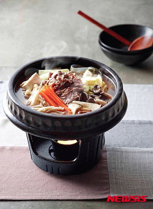 【서울=뉴시스】한식뷔페 '자연별곡'의 연말연시 특별 메뉴 중 하나인 '궁중 소 불고기 전골'.