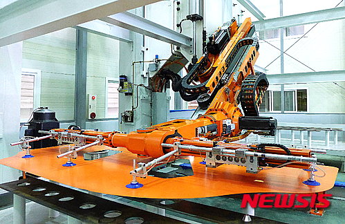 【창원=뉴시스】 홍정명 기자 = 창원국가산업단지 내 현대로템㈜이 국산화에 성공한 탠덤프레스 전용 고속 이송장치.2015.12.23.(사진=현대로템 제공)&nbsp;&nbsp; photo@newsis.com