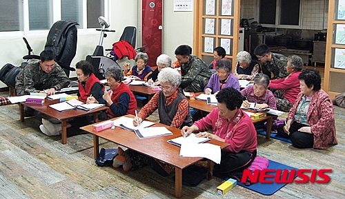 【충주=뉴시스】이성기 기자 = 지난 22일 밤 육군 7탄약창 소속 박근형 일병과 김경중 상병이 충북 충주시 신니면 마제마을 노인들을 대상으로 한글교육을 하고 있다.2015.12.23(사진=육군 7탄약창 제공) sklee@newsis.com