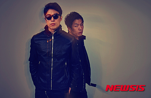【서울=뉴시스】이재훈 기자 = 프로젝트 그룹 '욜훈(Yolhoon)'은 산전수전 다 겪고 공중전에 돌입한 팀이다. 음악성을 인정받는 블루스 모던 록가수 이승열(45)과 일렉트로닉 뮤지션 클래지(41·김성훈)가 의기투합했다는 사실을 알면, 수긍할 수밖에 없다. 팀이름은 이승열(Yi Sung Yol)과 김성훈(Kim Sung Hoon)의 영문 이름에서 끝 자를 따왔다.&nbsp; realpaper7@newsis.com