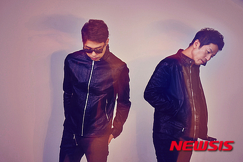 【서울=뉴시스】이재훈 기자 = 프로젝트 그룹 '욜훈(Yolhoon)'은 산전수전 다 겪고 공중전에 돌입한 팀이다. 음악성을 인정받는 블루스 모던 록가수 이승열(45)과 일렉트로닉 뮤지션 클래지(41·김성훈)가 의기투합했다는 사실을 알면, 수긍할 수밖에 없다. 팀이름은 이승열(Yi Sung Yol)과 김성훈(Kim Sung Hoon)의 영문 이름에서 끝 자를 따왔다.&nbsp; realpaper7@newsis.com