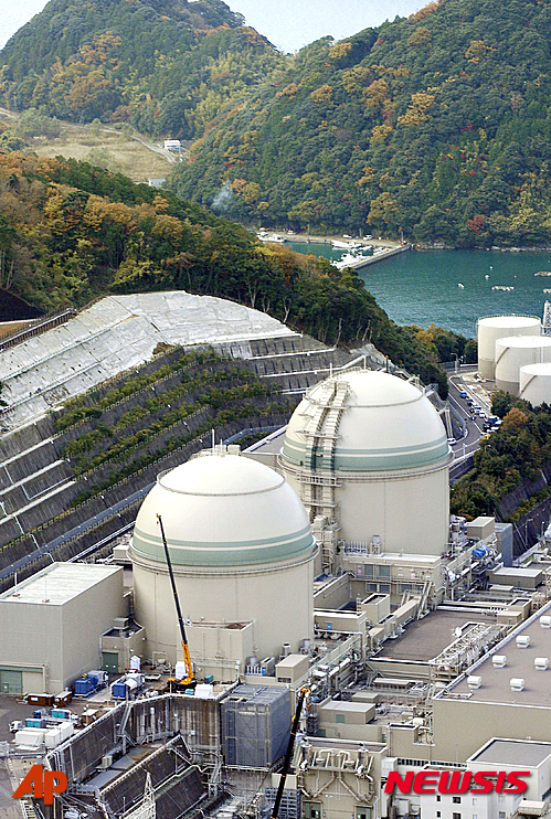 【다카하마=AP/뉴시스】 일본 후쿠이 지방법원은 24일 후쿠이현 다카하마초의 다카하마 원전 3, 4호기의 재가동을 금지한 지난 4월의 가처분 결정을 취소했다. 다카하마 원전을 운영하는 간사이 전력은 이미 다카하마초와 후쿠이현의 재가동 동의를 받아 다음달 하순부터 단계적으로 재가동을 시작한다는 방침이다. 사진은 다카하마 원전 3,4호기. 2015.12.24