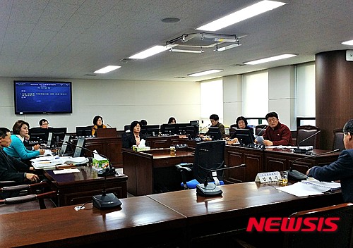 【안산=뉴시스】이종일 기자 = 경기 안산시의회는 24일 제224회 1차 기획행정위원회를 열고 시 기획경제국장 등을 상대로 90블록 복합개발사업에 대한 긴급 현안질의를 진행하며 실시협약안 재검토를 요구했다. 2015.12.24. lji22356@newsis.com