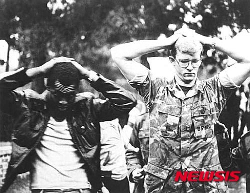 【 서울=뉴시스】1979년 11월 4일 이란 주재 테헤란 미국 대사관 직원 및 미군들이 과격 학생시위대에 인질로 잡혀 있는 모습. 사건 발생 36년만에 인질 피해자들이 미 정부로부터 최대 440만달러의 배상을 받게 됐다. 2015.12.25