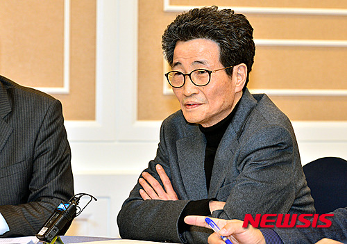 【서울=뉴시스】 배훈식 기자 = 이목희 새정치민주연합 정책위의장이 26일 오후 서울 영등포구 국회 귀빈식당에서 열린 쟁점법안별 여야 릴레이 회의에서 팔짱을 낀 채 김정훈 새누리당 정책위의장의 모두발언을 듣고 있다. 2015.12.26.&nbsp; dahora83@newsis.com