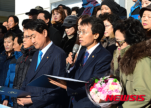 【서울=뉴시스】조성봉 기자 = 새정치민주연합 소속 김광수(오른쪽 두번째), 유청 서울시의원이 28일 오전 서울 중구 서울시의회 앞에서 탈당 기자회견을 하고 있다.&nbsp; 김광수, 유청 서울시의원은 기자회견문을 통해 “안철수 신당에 합류하겠다”고 밝혔다. 2015.12.28.&nbsp; suncho21@newsis.com