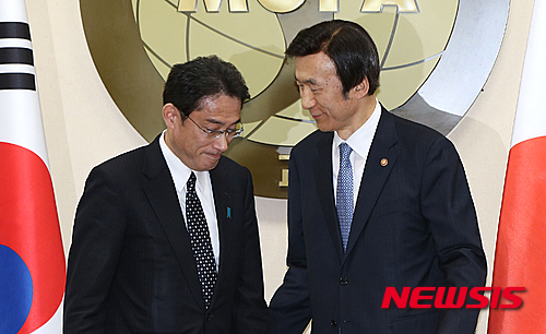 [서울=뉴시스] 최진석 기자 = 2015년 12월28일 윤병세 외교부 장관(오른쪽)과 기시다 후미오 일본 외무상이 서울 외교부 청사에서 위안부 문제 해결 방안과 관련한 회담에 앞서 인사를 나눈 뒤 자리로 이동하고 있다. 2021.09.18. photo@newsis.com