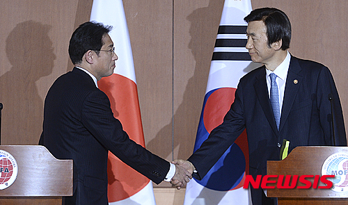 【서울=뉴시스】최진석 기자 = 윤병세 외교부 장관이 28일 오후 서울 종로구 외교부 청사에서 일본의 기시다 후미오(왼쪽) 외무상과 ‘일본군 위안부 문제 해결을 위한 한일 외교장관 회담’ 공동기자회견을 마친 후 악수를 하고 있다. 2015.12.28.&nbsp; myjs@newsis.com