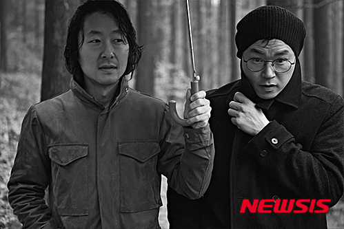 【서울=뉴시스】이재훈 기자 = 대중음악계에서 '천재'로 통하는 백현진(43)과 방준석(45)이 결성한 프로젝트 듀오 '방백(bahngbek)'의 첫 앨범 '너의 손'이 28일 발매됐다.&nbsp;&nbsp; 블루스 모던록 가수 이승열(45)과 함께한 2인 밴드 '유앤미블루' 활동과 '공동경비구역JSA' '베테랑' '사도' 등 영화음악 작업을 아우르는 기타리스트 겸 음악감독 방준석, 음악·영화·배우·미술 등 영역을 넘나드는 백현진이 단순한 공연 파트너에서 '백현진 위드(with) 방준석'(방백)으로 이름을 바꿔 본격적으로 나서는 신호탄이다.&nbsp; 팀 이름이 방백이라는 점도 절묘하다. 오로지 배우와 관객만이 들을 수 있는 대사 방백(傍白)과 겹친다.&nbsp; 음반유통사 미러볼뮤직은 "장르를 비롯한 그 어떤 구획도 상관없이 대중음악의 영역 안에서 '잠깐 어른으로서 일을 해 보고 싶었다'는 이들의 말은 곧, 지금 자신들이 발을 붙이고 있는 곳에서 자신들 만이 할 수 있는 이야기를 하겠다는 부드러운 선언"이라고 소개했다.&nbsp; 두 뮤지션의 결합은 지난해 영화 '경주' OST 타이틀곡 '사랑'으로 이미 빛을 본 바 있다. 이번에는 그 빛의 다양한 스펙트럼을 확인할 수 있다.&nbsp; 백현진의 심장을 쥐었다폈다하는 보컬과 방준석의 어쿠스틱 기타가 돋보이는 '심정', 곡 시작 5분이 지나서야 비로소 본격적인 이야기를 늘어놓는 '어둠', 맑게 갠 전주가 일품인 '한강', 보이지 않는 힘을 노래하는 '동네' 등 총 10개 트랙이 실렸다. 열 한 번째 곡 '정말'은 음반을 통해서만 들을 수 있다.&nbsp; 김오키, 림지훈, 서영도, 손성제, 신석철, 윤석철, 고상지 등 내로라하는 세션들의 연주도 들을 수 있다.&nbsp; 방백은 1월3일 오후 6시 세종문화회관 M시어터에서 '너의 손' 콘서트를 연다. 6만6000원. 프라이빗커브. 02-563-0595&nbsp; realpaper7@newsis.com