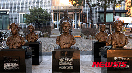 【광주=뉴시스】박영태 기자 = 한·일 외교장관 회담에서 위안부 문제해결이 타결된 28일 오후 경기도 광주시 퇴촌면 나눔의 집에서 일본군 '위안부' 피해자 할머니의 흉상이 세워져 있다. 2015.12.28. since1999@newsis.com