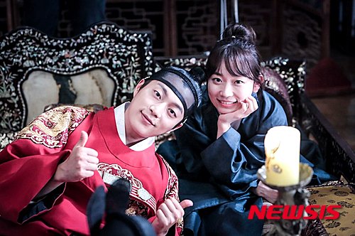 【서울=뉴시스】조인우 기자 = 웹과 TV에서 동시에 방송된 MBC 창사특집 드라마 '퐁당퐁당 러브'(극본·연출 김지현)가 26일 네이버 동영상 주간 조회수 1위를 차지했다.&nbsp; MBC에 따르면, 10일부터 21일까지 네이버 TV캐스트를 통해 하루 한 회씩 공개된 '퐁당퐁당 러브'는 매번 실시간 검색어 상위권을 기록하며 꾸준히 주간 조회수 상위권에 올랐다.&nbsp; MBC 최초로 웹용과 지상파 방송용 작업을 분리, 제작해 영화 못지않은 세련된 영상미와 감각적인 편집을 자랑하며 누적 재생수 590만5723클릭으로 600만을 눈앞에 두고 있다.&nbsp; '퐁당퐁당 러브'는 비 오는 날이면 어디든 갈 수 있는 능력을 발견한 고등학교 3학년 '장단비'(김슬기)가 조선시대로 타임슬립, 왕 '이도'(윤두준)를 만나면서 서로의 쓸모를 발견하고 용기를 얻는다는 성장 로맨스물이다.&nbsp; 최근 제20회 아시안TV어워즈(ATA)에서 '원녀일기'(2014)로 단편드라마 부문 최우수상을 받은 김지현 PD의 두 번째 작품이다.&nbsp; join@newsis.com