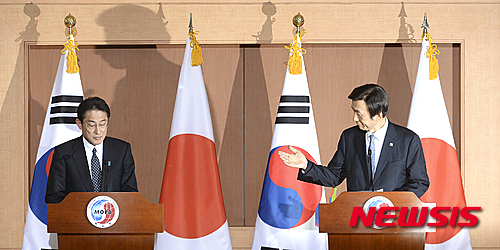 【서울=뉴시스】최진석 기자 = 윤병세 외교부 장관이 일본의 기시다 후미오(왼쪽) 외무상과 28일 오후 서울 종로구 외교부 청사에서 ‘일본군 위안부 문제 해결을 위한 한일 외교장관 회담’을 마친 후 한일 위안부 회담 타결 공동기자회견을 하고 있다. 2015.12.28.&nbsp; myjs@newsis.com