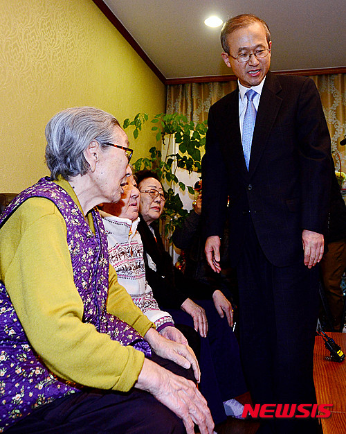 【서울=뉴시스】김동민 기자 = 한ㆍ일 양국이 일본군 위안부 피해자 지원 방안을 마련하며 합의한 가운데 29일 오후 한국정신대문제대책협의회(정대협)가 운영하는 서울 마포구 연남동 쉼터를 찾은 임성남 외교부 1차관이 김복동, 길원옥, 이용수 할머니께 인사한 후 뒤로 돌고 있다. 2015.12.29 2015.12.29.&nbsp; photo@newsis.com