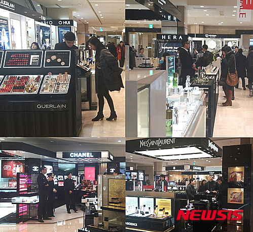 【서울=뉴시스】최선윤 기자 = 29일 서울 중구 소공동 롯데백화점 본점. 화장품을 파는 남성 직원들의 모습이 눈에 띈다. 2015.12.29.