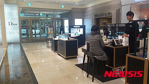 【서울=뉴시스】최선윤 기자 = 29일 서울 중구 소공동 롯데백화점 본점. 화장품을 파는 남성 직원들의 모습이 눈에 띈다. 2015.12.29.