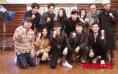 【서울=뉴시스】영화 '리얼' 출연진과 스태프들