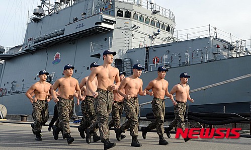 【동해=뉴시스】홍춘봉 기자 = 해군 1함대 구조작전대 대원들이 상의를 벗은 채 지난 29일 강원 동해시 함대사령부 기지에서 강도 높은 맨몸구보를 실시하고 있다. 2015.12.30. (사진=해군 1함대사령부 제공)&nbsp; photo@newsis.com&nbsp; 