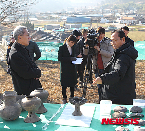 【함안=뉴시스】김기진 기자 = 30일 오전 경남 함안군(군수 차정섭)은 재단법인 우리문화재연구원(원장 곽종철)과 함께 함안 말이산고분군 제25호분과 26호분에 대한 학술발굴조사를 실시하고 그에 대한 학술발굴조사 보고회를&nbsp; 발굴 현장에서 개최하고 있다. 유네스코 세계문화유산 등재를 앞두고 이번 발굴조사에서 '보물급 희귀 등잔형토기' 등이 출토되어 아라가야의 찬란한 고분문화를 다시금 재확인하고 있다. 사진은 발굴된 토기들을 살펴보고 있는 차정섭(오른쪽) 함안군수. 2015.12.30. (사진=함안군 제공)&nbsp;&nbsp; photo@newsis.com&nbsp; 