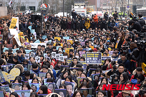 [서울=뉴시스] 2015년 12월 30일 오후 서울 종로구 중학동 일본대사관 앞에서 열린 2015년 돌아가신 일본군 위안부 피해자를 위한 추모회 및 제1211차 일본군 위안부 문제해결을 위한 정기 수요집회에서 많은 시민들이 참가하고 있다.  지난 28일 한일 양국 정부가 '위안부' 문제에 대한 합의를 이룬 뒤 피해자와 국민들의 반발 여론이 거세지면서 이날 수요집회와 일본대사관 앞의 '평화의 소녀상'에 많은 관심이 집중됐다. 2015.12.30.  (사진=뉴시스 DB)