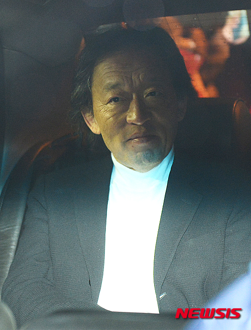 【서울=뉴시스】권현구 기자 = 정명훈 서울시향 예술감독이 '정명훈의 합창, 또 하나의 환희'의 지휘를 마지막으로 10년간 이끌어 온 서울시향을 떠나는 30일 오후 서울 서초구 예술의 전당에서 공연을 마치고 예술의 전당을 나오고 있다. 2015.12.30.&nbsp; stoweon@newsis.com