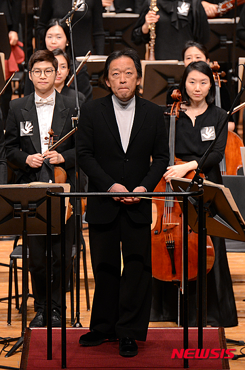 【서울=뉴시스】고승민 기자 = 정명훈 서울시향 예술감독이 30일 저녁 서울 예술의전당에서 열린 마지막 공연을 마친 뒤 관객들을 향해 인사를 하고 있다 2015.12.31. (사진=서울시향 제공)&nbsp; photo@newsis.com