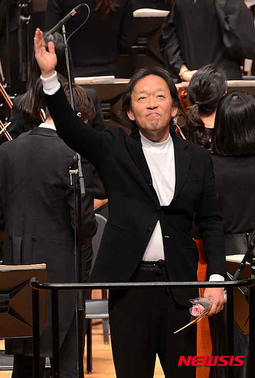【서울=뉴시스】고승민 기자 = 정명훈 서울시향 예술감독이 30일 저녁 서울 예술의전당에서 열린 마지막 공연을 마친 뒤 관객들을 향해 인사를 하고 있다 2015.12.31. (사진=서울시향 제공)&nbsp; photo@newsis.com