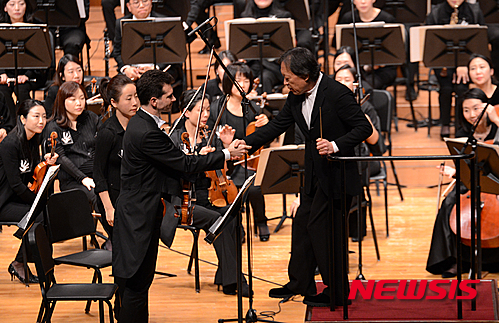 【서울=뉴시스】고승민 기자 = 정명훈 서울시향 예술감독이 30일 저녁 서울 예술의전당에서 열린 마지막 공연을 마친 뒤 단상에서 내려오고 있다 2015.12.31. (사진=서울시향 제공)&nbsp; photo@newsis.com