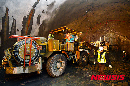 【서울=뉴시스】 배훈식 기자 = 서울시가 장마철 집중호우 하천 범람 등 수해를 막기 위한 빗물저류조와 배수시설을 확충하고 있다.&nbsp;&nbsp; 사진은 30일 오후 서울 양천구 목동빗물펌프장 내 신월 빗물저류배수시설(지하 40m) 공사현장 모습. 2015.12.30.&nbsp; dahora83@newsis.com