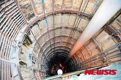 【서울=뉴시스】 배훈식 기자 = 서울시가 장마철 집중호우 하천 범람 등 수해를 막기 위한 빗물저류조와 배수시설을 확충하고 있다.&nbsp;&nbsp; 사진은 30일 오후 서울 양천구 목동빗물펌프장 내 신월 빗물저류배수시설(지하 40m) 공사현장 모습. 2015.12.30.&nbsp; dahora83@newsis.com