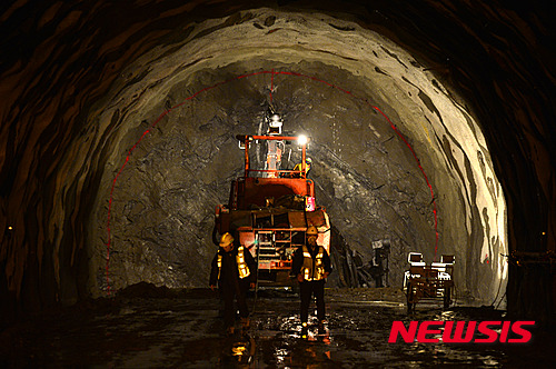 【서울=뉴시스】 배훈식 기자 = 서울시가 장마철 집중호우 하천 범람 등 수해를 막기 위한 빗물저류조와 배수시설을 확충하고 있다.&nbsp;&nbsp; 사진은 30일 오후 서울 양천구 목동빗물펌프장 내 신월 빗물저류배수시설(지하 40m) 공사현장 모습. 2015.12.30.&nbsp; dahora83@newsis.com