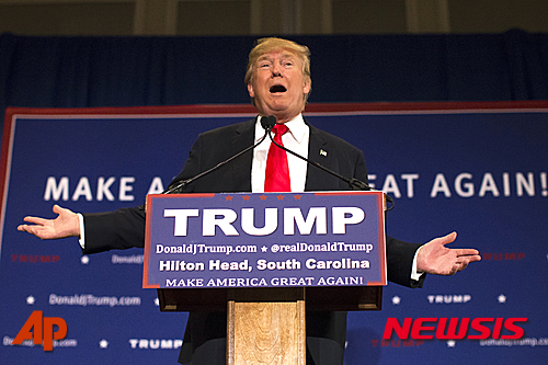 【사우스캐롤리아나=AP/뉴시스】미국 공화당 대선 주자 도널드 트럼프가 30일(현지시간) 사우스 캐롤라이나 힐턴 헤드에서 유세 연설을 하고 있다. 2015.12.31.