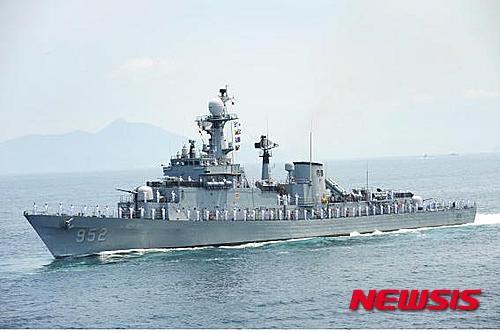 【서울=뉴시스】울산급 호위함(FF) 2번함인 서울함의 기동모습. 2015.12.31 (사진=해군본부 제공) photo@newsis.com