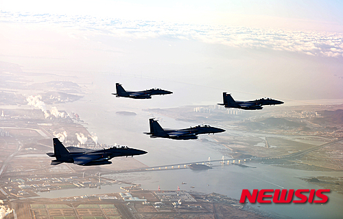 【서울=뉴시스】 2016년 새해맞이 초계비행에 나선 공군 F-15K 편대가 인천광역시 서구와 영종도를 연결하는 영종대교 상공을 비행하는 모습.&nbsp; 영종대교 주변(사진 아래쪽)으로 서해와 경인아라뱃길을 연결하는 아라서해갑문과 인천터미널물류단지가 보인다. 2015.12.31.(사진=공군본부 제공)&nbsp; photo@newsis.com