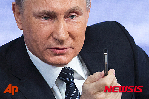 【모스크바=AP/뉴시스】블라디미르 푸틴 러시아 대통령이 지난달 17일 모스크바에서 열린 연례 기자회견에서 발언하고 있다. 푸틴 대통령은 31일 처음으로 미국을 러시아 국가안보에 대한 위협 요인으로 지목하는 안보전략문서에 서명해 서방과의 관계 악화를 극명하게 드러냈다. 2016.1.2